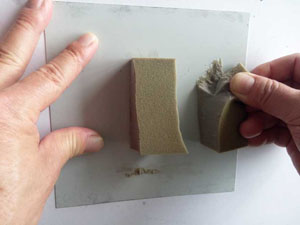 海绵和不锈钢粘接案例，聚力塑料粘金属胶水做到不会腐蚀粘接力好