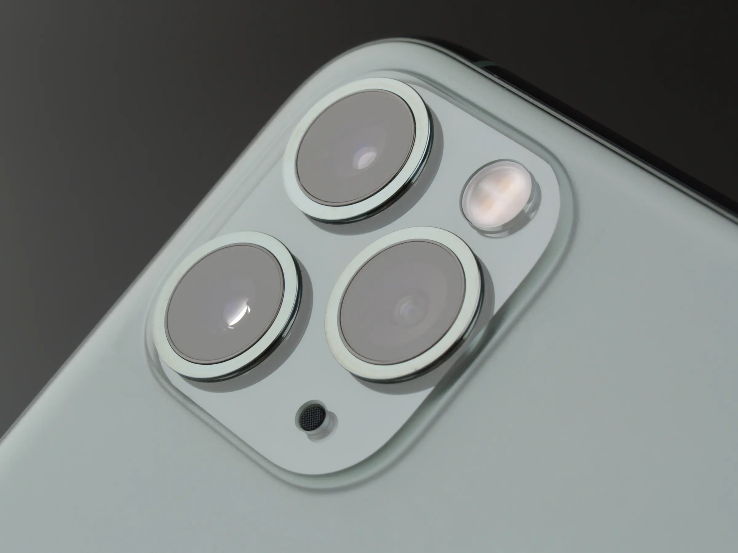 您知道您现在所用的手机摄像头也会用到什么透明无影胶水吗？